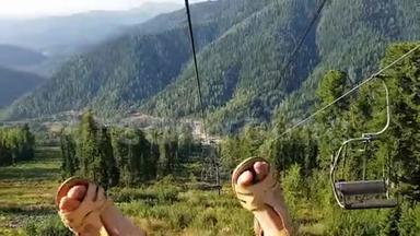 缆车上的搞笑<strong>视频</strong>。 夏天的女孩穿着凉鞋跳着脚，欣赏着森林和山脉的美丽<strong>景色</strong>。